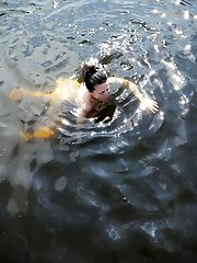 Topless mature momma is giving him what he wants