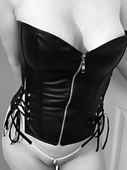 Fantastic mature businesswoman is fingering her leaking twat