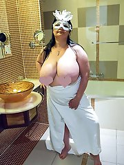 Older mom is spreading pussy
