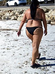 Mature milf is showing off her slit