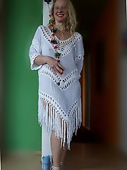 Selena039s posing in white