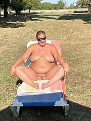 Blondie old granny is masturbating