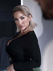 Bossy MILF Aubrey Black gets a creampie from lucky dude